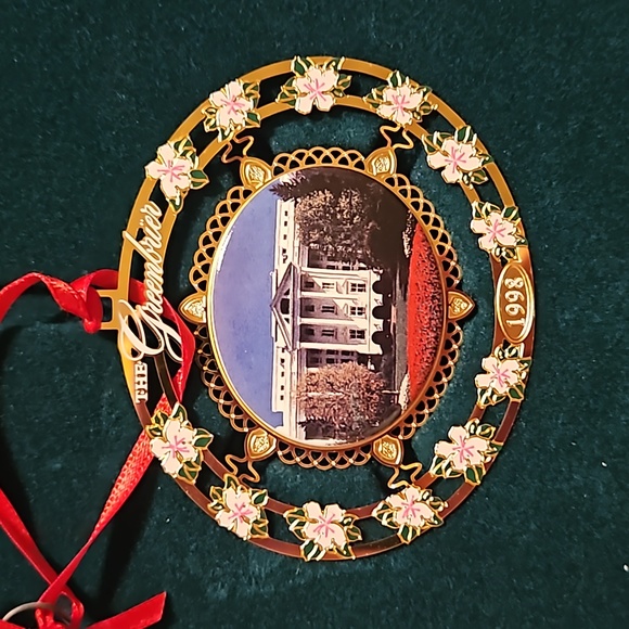 Greenbrier Christmas ornament - Picture 1 of 3